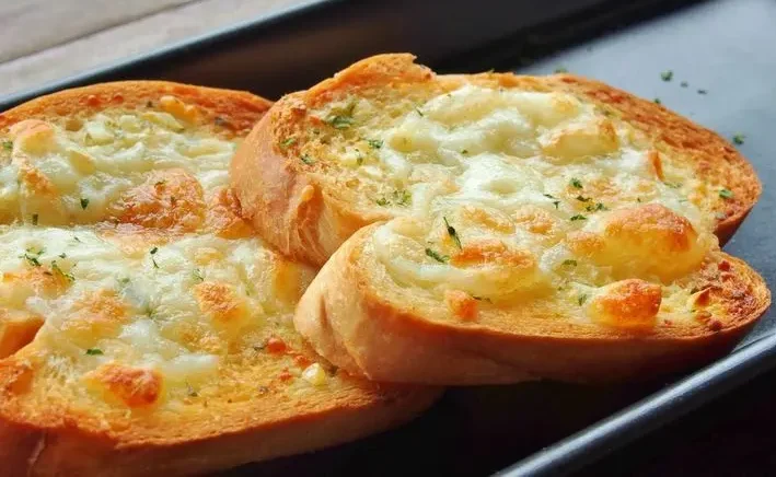 Receita de pão de alho cremoso com queijo e orégano
